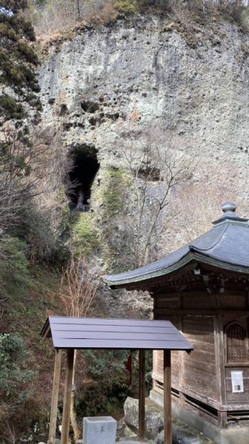 巨石の穴の中にある不動明王像